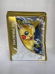 PLUSH - POKEMON  - SITTING PIKACHU "025" (20CM) - 20TH ANNIVERSARY - Destination Retro